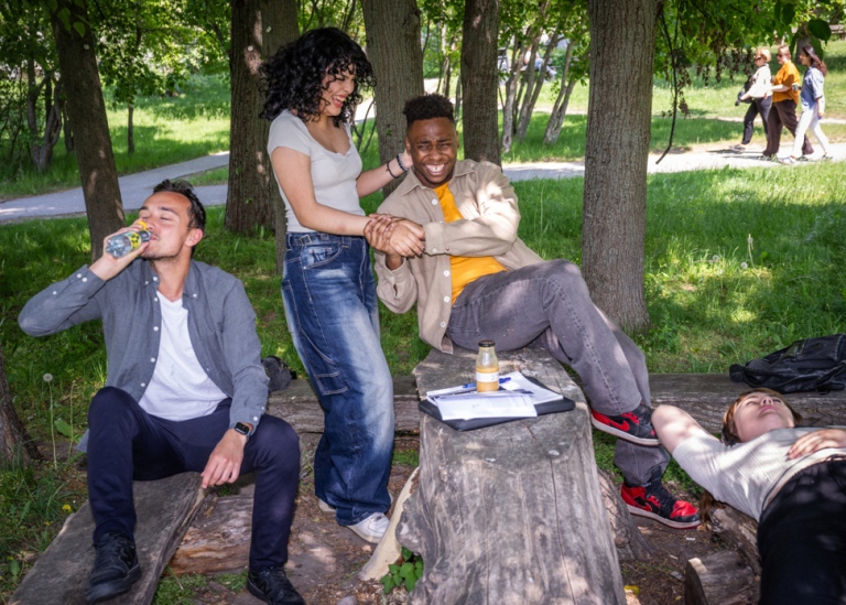 Två kvinnliga och två manliga studenter i en skogsglänta vid Stockholms universitet.