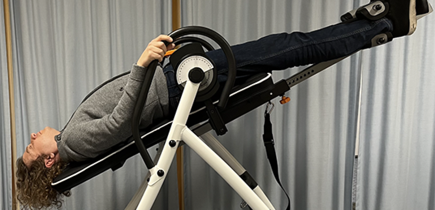 Forskaren Marcin Włodarczak demonstrerar en justerbar bänk som han använder i sin forskning.