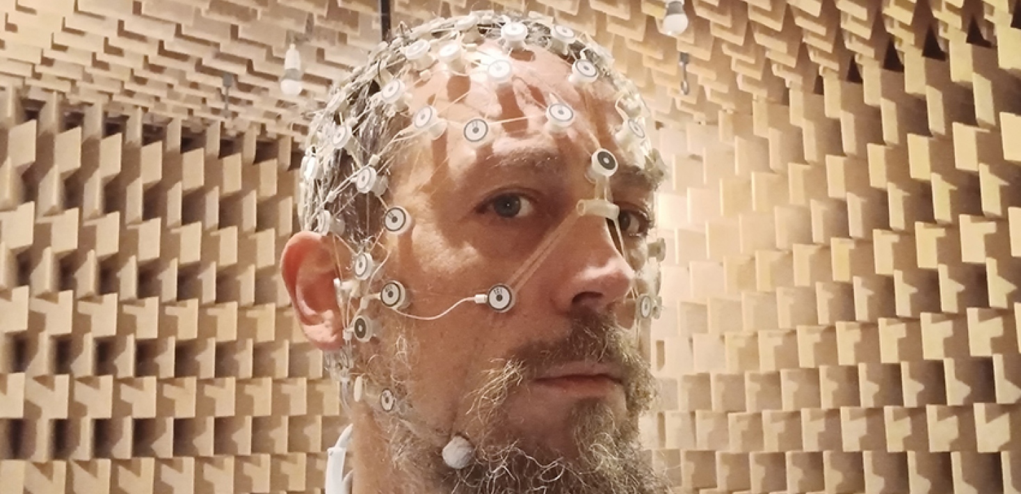 Forskaren Petter Kallioinen med elektroder för EEG-experiment.