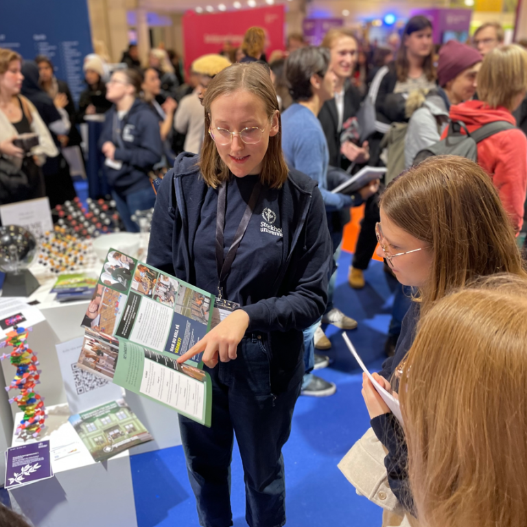 Studenter pratar under Saco studentmässa