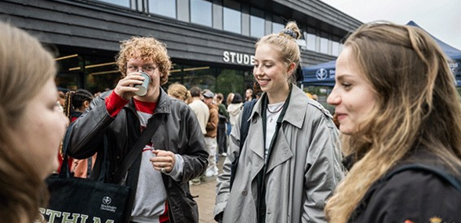 Studenter utanför Studenthuset under Välkomstdagen