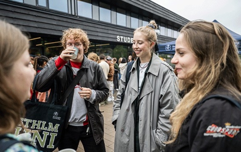 Studenter utanför Studenthuset under Välkomstdagen