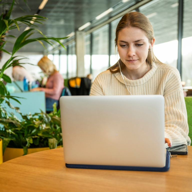 Student in front of a computer in Studenthuset.