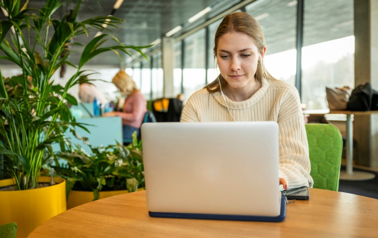 Student in front of a computer in Studenthuset.
