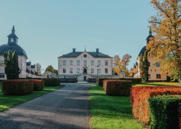 Hesselby castle is pink and has two wings, one on each side of the main building.