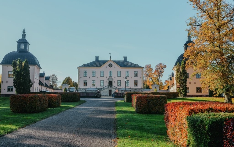 Hesselby castle is pink and has two wings, one on each side of the main building.
