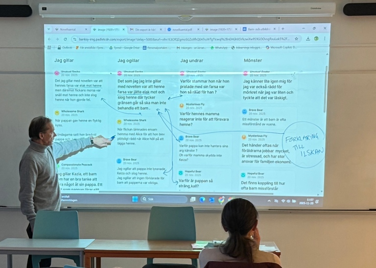 Ali står framför tavlan som visar fyra kolumner med elevernas tankar om texten