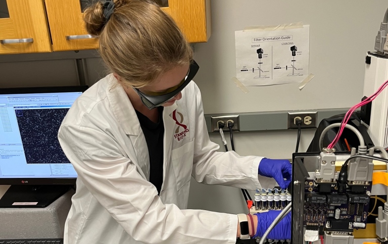 Julia Schaepe vid mikroskop