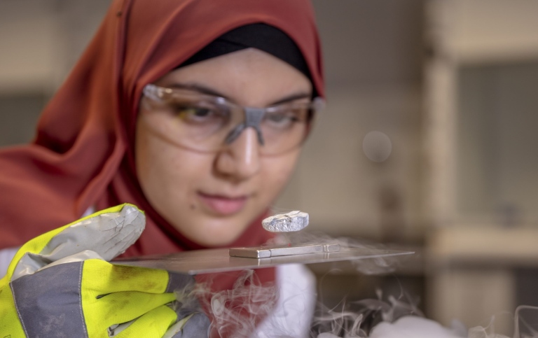 Tjej som gör laboration