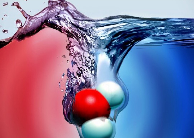 Vattenmolekyler i rött och blått