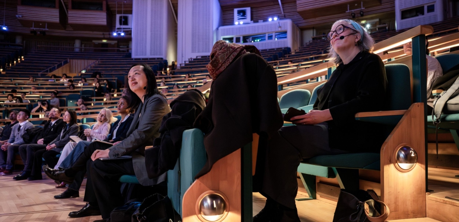 Audrey Tang och Jane Reichel som publik i Aula Magna