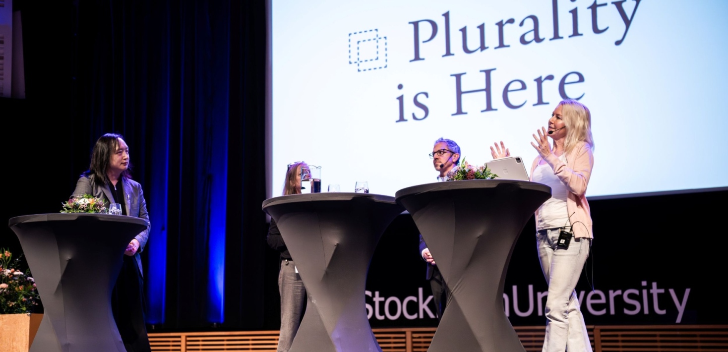 Audrey Tang, Eva Hansson, Stanley Greenstein och Eva Hansson på scen i Aula Magna
